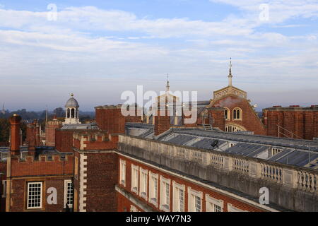 Le Fountain Court avec grande salle, au-delà de la tour sur le toit, le Palais de Hampton Court, East Molesey, Surrey, Angleterre, Grande-Bretagne, Royaume-Uni, UK, Europe Banque D'Images