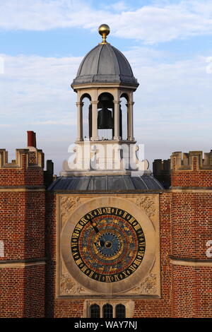 Anne Boleyn et Tour horloge astronomique, Tour sur le toit, le Palais de Hampton Court, East Molesey, Surrey, Angleterre, Grande-Bretagne, Royaume-Uni, UK, Europe Banque D'Images