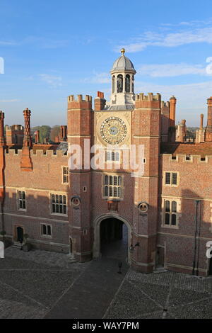 Anne Boleyn et Tour horloge astronomique, Tour sur le toit, le Palais de Hampton Court, East Molesey, Surrey, Angleterre, Grande-Bretagne, Royaume-Uni, UK, Europe Banque D'Images