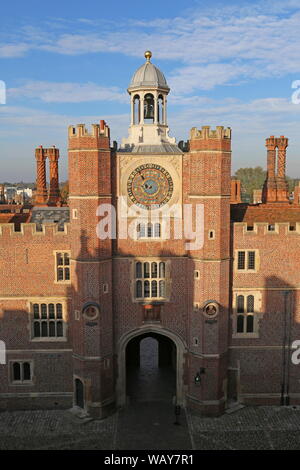 Anne Boleyn et Tour horloge astronomique, Tour sur le toit, le Palais de Hampton Court, East Molesey, Surrey, Angleterre, Grande-Bretagne, Royaume-Uni, UK, Europe Banque D'Images