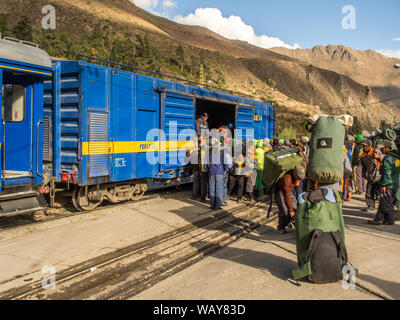 Ollantaytambo, Pérou - 13 mai 2016 : les populations locales au débarquement le PeruRail train à Ollantaytambo. Banque D'Images