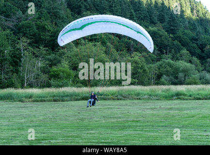 Le parapente est le sport d'aventure récréatifs et compétitifs de voler les planeurs para. Banque D'Images