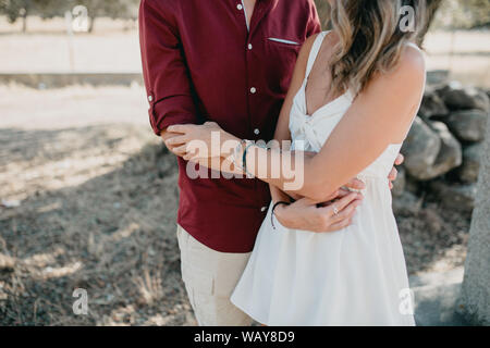 Couple hugging dans le pays Banque D'Images