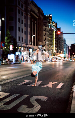 Un jeune homme sur le break dance danse nuit city road Banque D'Images