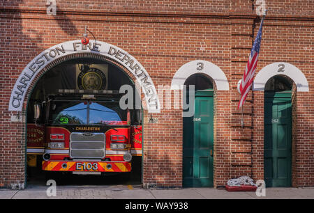 Fire Statin à Charleston, Caroline du Sud, USA - 9 juillet 2018 : camion de pompiers à l'entrée de l'ancienne caserne dans le district historique de Charleston Banque D'Images