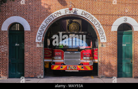 Fire Statin à Charleston, Caroline du Sud, USA - 9 juillet 2018 : camion de pompiers à l'entrée de l'ancienne caserne dans le district historique de Charleston Banque D'Images