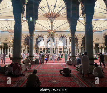 MEDINA, l'ARABIE SAOUDITE (KSA) - le 25 juin : Les Musulmans à se préparer à prier à l'intérieur de la mosquée Nabawi, 25 juin 2019 à Medina, KSA. Sous le dôme vert est où Pr Banque D'Images
