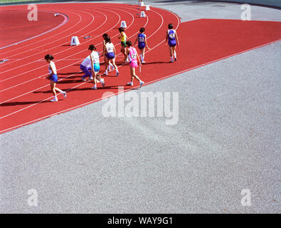 Groupe de filles sur une piste de course Banque D'Images