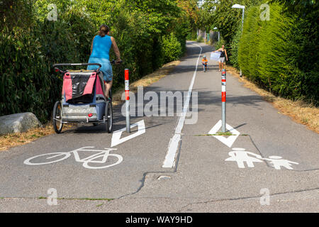 Freiburg im Breisgau, piste cyclable et sentier parallèle, spécialement identifiés, Banque D'Images