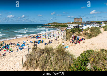 Les vacanciers le long d'une plage de Fistral à Newquay en Cornouailles. Banque D'Images