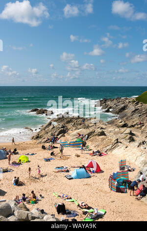 Les vacanciers le long d'une plage de Fistral à Newquay en Cornouailles. Banque D'Images