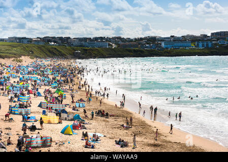 Vacanciers en vacances sur une plage ensoleillée de Fistral à Newquay, en Cornouailles. Banque D'Images