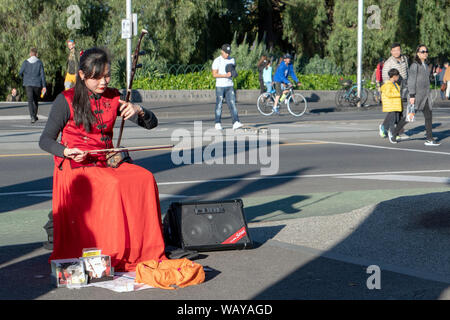 Musicien ambulant chinois joue l'erhu, instrument à cordes, Melbourne, Australie Banque D'Images