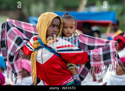 Femme avec bébé sur le dos du marché du sud de l'Ethiopie Chencha Banque D'Images