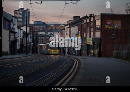 Tramway Metrolink Manchester 3032, rue Drake escalade, Rochdale au crépuscule avec un service en direction de Manchester Banque D'Images
