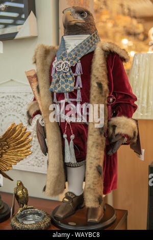 L'aigle dans un manteau royal dans un court manteau de fourrure se tient sur deux jambes dans les chaussures Banque D'Images