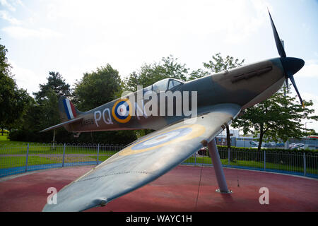 Une réplique d'un Spitfire du célèbre avion de la seconde guerre mondiale sur le site de l'ancienne gare de la RAF, Grangemouth Banque D'Images