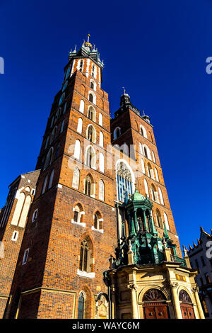 Basilique Sainte Marie (Kościół Mariacki) dans la Grand'Place (Rynek Glowny) de Cracovie, Pologne Banque D'Images
