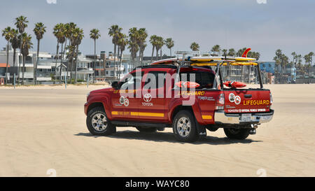 LOS ANGELES, CA / USA - Mai 23, 2017 : Un sauveteur patrouiller dans un rouge vif spécial Toyota Tacoma camion hors route sur la plage de Venice, Banque D'Images
