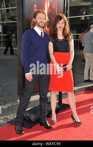 LOS ANGELES, CA. 21 juin 2011 : Fiona Dourif & Dean Chekvala au Los Angeles premiere de la quatrième saison de HBO's 'True Blood' au Dôme de Cinerama, Hollywood. © 2011 Paul Smith / Featureflash Banque D'Images