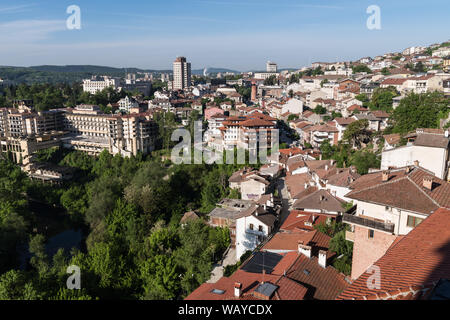 Vue panoramique sur les toits de la vieille ville de Veliko Tarnovo, Bulgarie. Banque D'Images