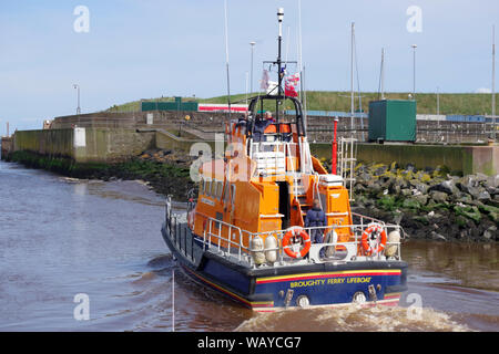 L'Elizabeth RNLB de Glamis Canot voile de Eyemouth Harbour,une petite ville et une paroisse civile dans le Berwickshire, dans la région des Scottish Borders. Banque D'Images