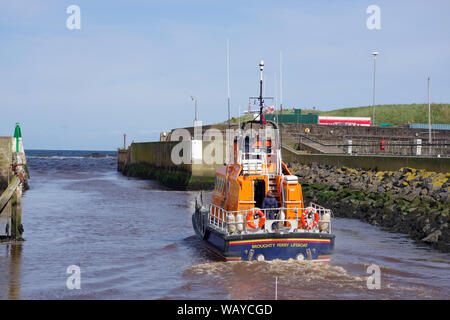 L'Elizabeth RNLB de Glamis Canot voile de Eyemouth Harbour,une petite ville et une paroisse civile dans le Berwickshire, dans la région des Scottish Borders. Banque D'Images