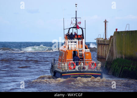 L'Elizabeth RNLB de Glamis Canot voile de Eyemouth Harbour,une petite ville et une paroisse civile dans le Berwickshire, dans la région des Scottish Borders. Banque D'Images