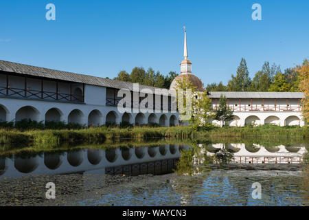 La tour sud-ouest de l'Сorner et la paroi de l'hypothèse de Tikhvin (hypothèse) Monastère avec reflet dans l'étang. Tikhvin, Russie Banque D'Images