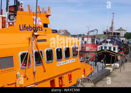 Divers navires amarrés dans le port de Eyemouth, une petite ville et une paroisse civile dans le Berwickshire, dans la région des Scottish Borders en Écosse. Banque D'Images