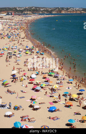 Praia da Rocha en 2124 sur une belle journée d'été Banque D'Images