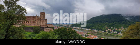 Vue panoramique de Heidelberg Palace et la belle ville médiévale de Heidelberg en Allemagne. Banque D'Images
