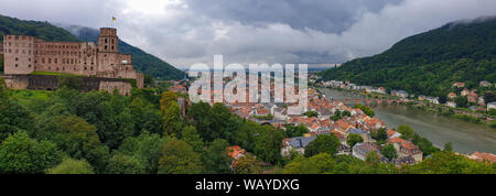 Vue panoramique de Heidelberg Palace et la belle ville médiévale de Heidelberg en Allemagne. Banque D'Images