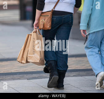 Une femme portant un sac Primark à Birmingham, Royaume-Uni Banque D'Images