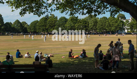 Cricket sur Village Green Banque D'Images