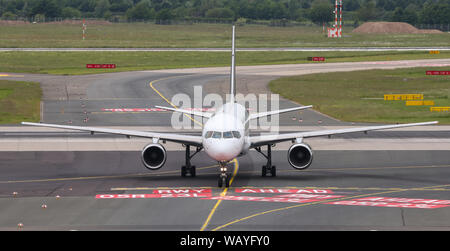 DUSSELDORF, ALLEMAGNE - le 26 mai 2019 : Titan Airways Boeing 757-256 CN (29308) taxi à l'aéroport de Düsseldorf. Banque D'Images