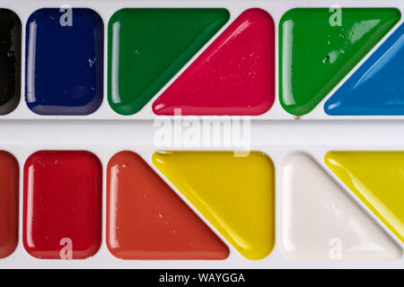 Une palette de peintures multicolores dans un ensemble scolaire Banque D'Images