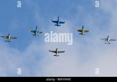 Vintage et classic jet team à ailes au-dessus de l'Aérodrome de capot, airshow Wairarapa, Masterton, Nouvelle-Zélande. de Havilland Vampire, Aero L-39, Trauma Banque D'Images