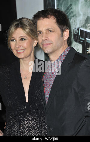 LOS ANGELES, CA. 23 mars 2011 : Directeur de Zack Snyder & Deborah Snyder au Los Angeles première de son nouveau film 'Sucker Punch' au Grauman's Chinese Theatre, à Hollywood. © 2011 Paul Smith / Featureflash Banque D'Images
