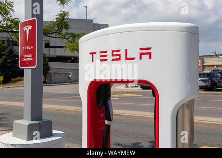 Haut de Tesla Tesla avec décrochage compresseur signe à côté de charge du véhicule. Banque D'Images