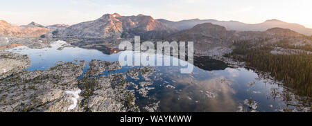 La Sierra Nevada de Californie est composé de 100 millions d'années de granit qui ont été sculptées par les glaciers sur les temps géologiques. Banque D'Images