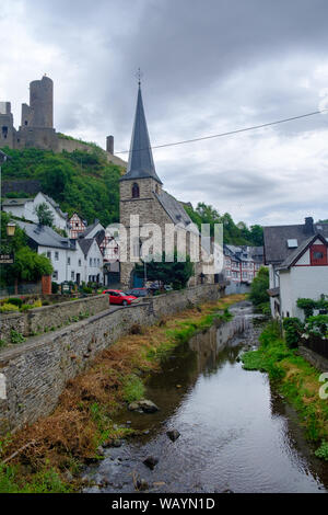 La belle et pittoresque village de Monreal Lowenburg avec le château en arrière-plan dans la région de l'Eifel, Allemagne Banque D'Images