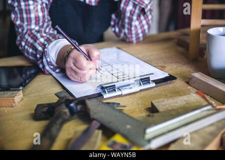 Female Carpenter dans son atelier Banque D'Images