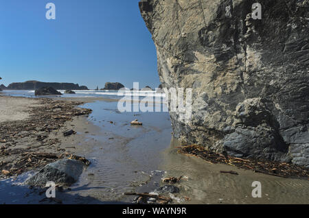 Les piles de la mer sortir des sables de Bandon Beach comme une marée montante se lave à leur égard, à Bandon, Oregon. À Coquille Point, Oregon, NWR Banque D'Images