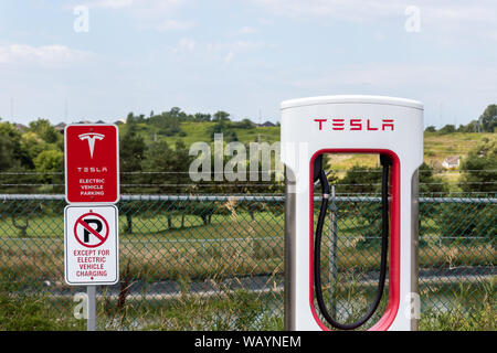 Décrochage compresseur Tesla avec parking à côté des panneaux d'information. Banque D'Images