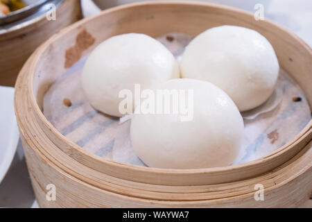 De délicieux dim sum, célèbre cantonaise en Asie, fraîche et chaude, crème anglaise crème salé petits pains en bamboo steamer à hong kong restaurant yumcha, Close up Banque D'Images