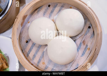 De délicieux dim sum, célèbre cantonaise en Asie, fraîche et chaude, crème anglaise crème salé petits pains en bamboo steamer à hong kong restaurant yumcha, Close up Banque D'Images