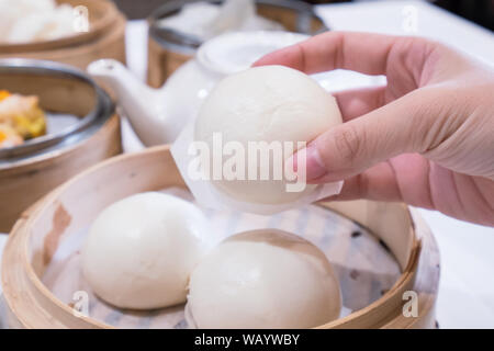 De délicieux dim sum, célèbre cantonaise en Asie, fraîche et chaude, crème anglaise crème salé petits pains en bamboo steamer à hong kong restaurant yumcha, Close up Banque D'Images