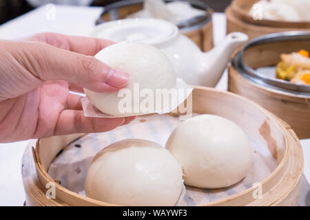 De délicieux dim sum, célèbre cantonaise en Asie, fraîche et chaude, crème anglaise crème salé petits pains en bamboo steamer à hong kong restaurant yumcha, Close up Banque D'Images