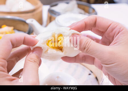 De délicieux dim sum, célèbre cantonaise en Asie, fraîche et chaude, crème anglaise crème salé petits pains en bamboo steamer à hong kong restaurant yumcha, Close up Banque D'Images